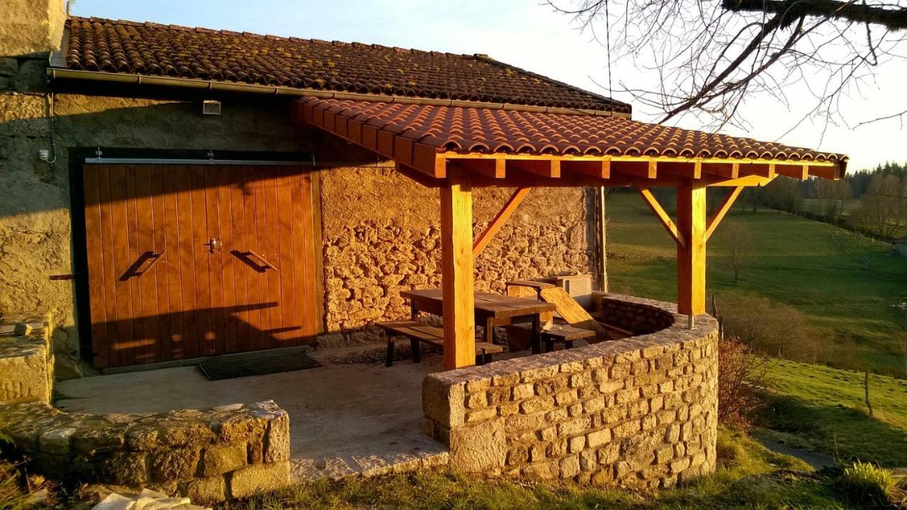 Gite " Oree Des Bois" Vertolaye Buitenkant foto