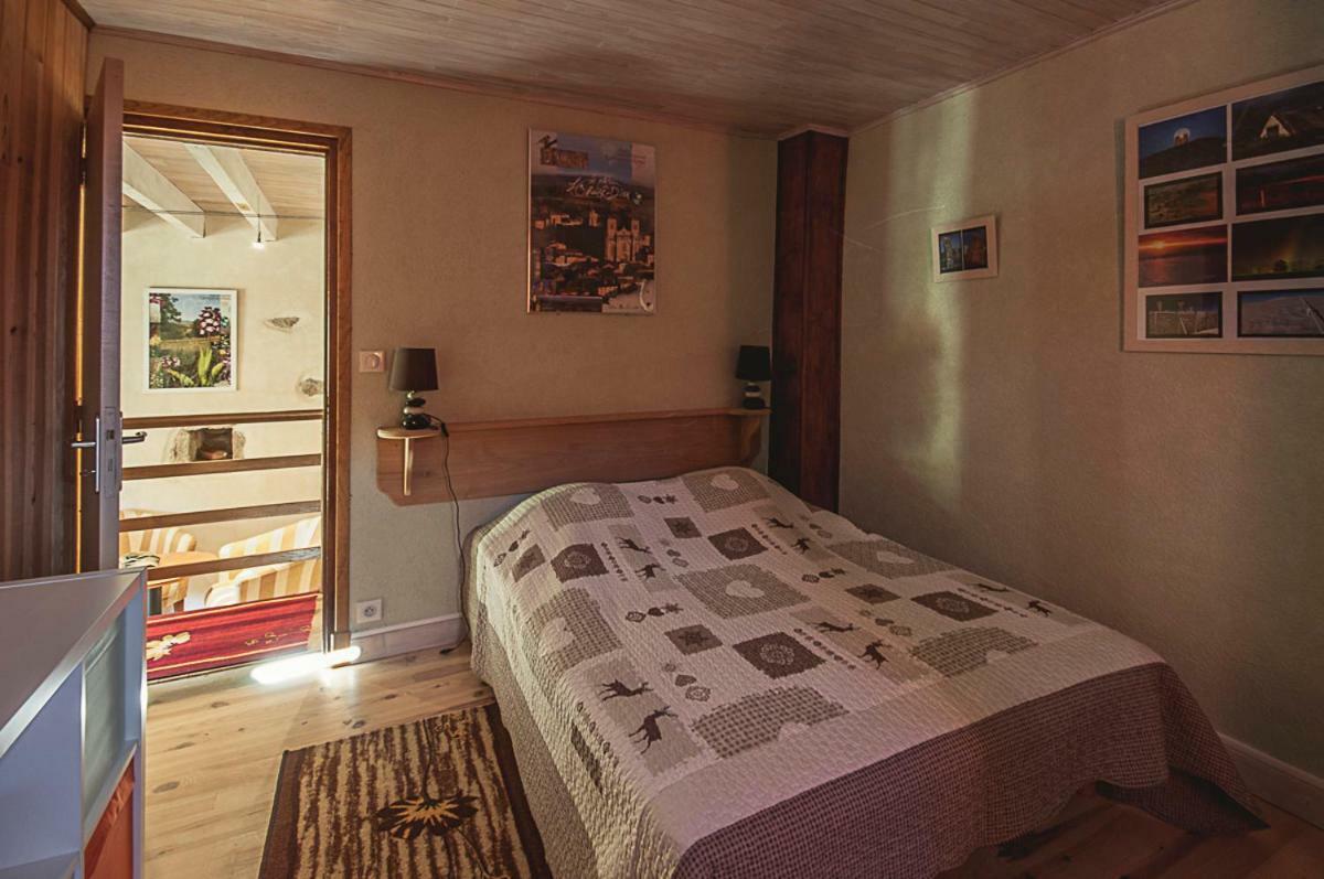 Gite " Oree Des Bois" Vertolaye Buitenkant foto
